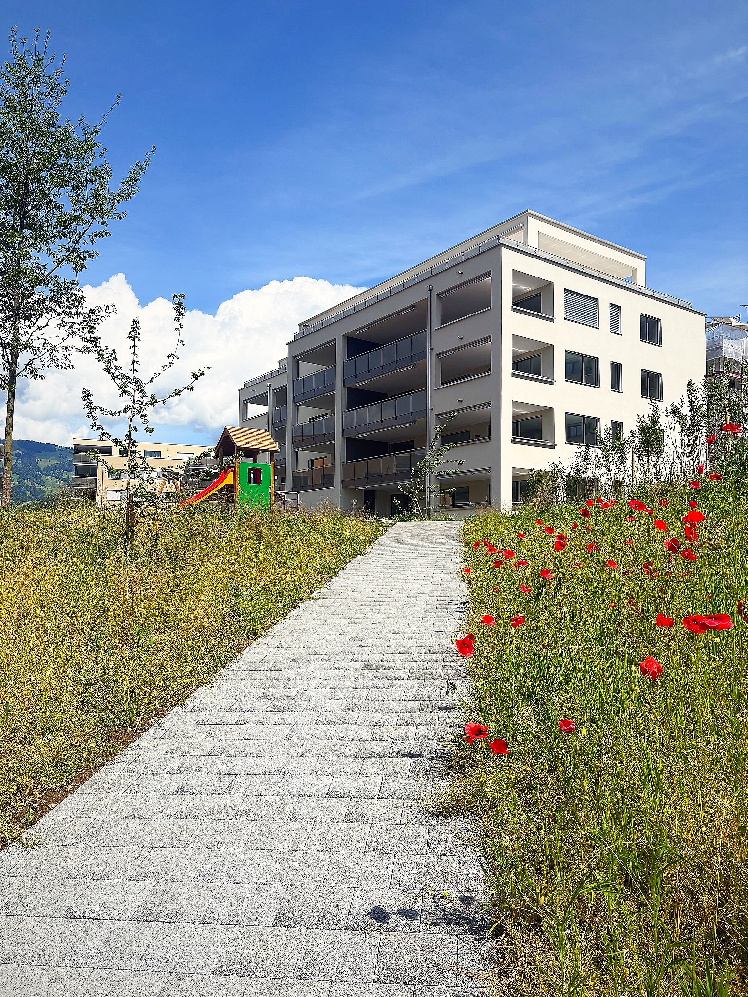 Zugang zum Wohnhaus über einen Weg durch die Wiese
